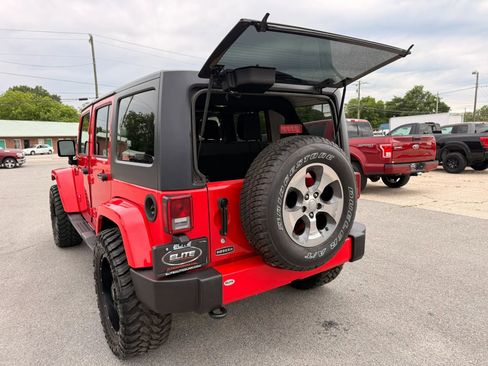 Used 2018 Jeep Wrangler Unlimited Sahara AWD/4WD image 12