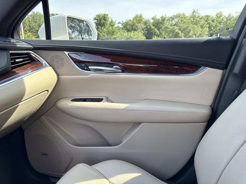 Used 2017 Cadillac XT5 Premium Luxury FWD image 22