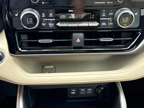 Used 2022 Toyota Highlander XLE FWD image 27
