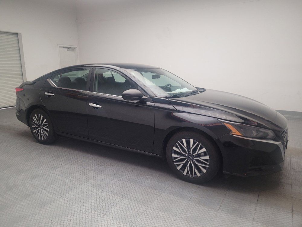 Used 2025 Nissan Altima 2.5 SV FWD image 11