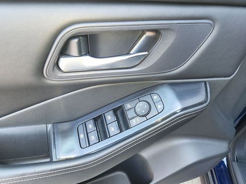 Used 2025 Nissan Rogue SV image 28