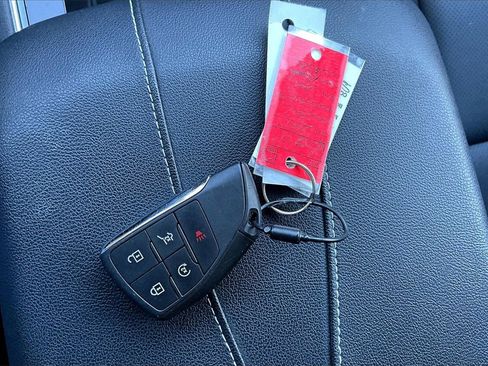 Used 2025 Chevrolet Traverse LT image 10