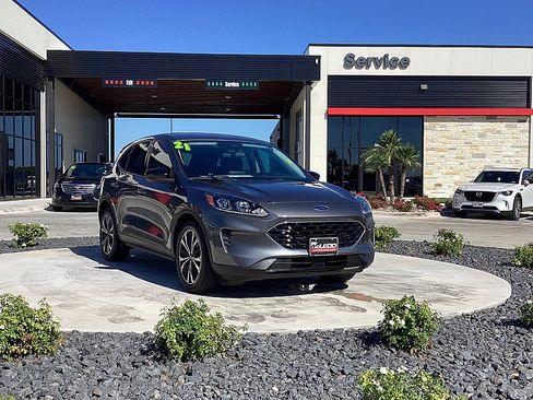 Used 2021 Ford Escape SE w/ SE Sport Appearance Package image 3