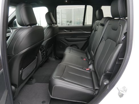 New 2025 Jeep Grand Cherokee Limited w/ Black Appearance Package image 8