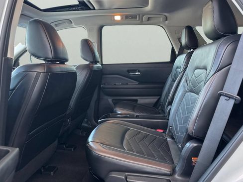 Used 2023 Nissan Pathfinder Platinum FWD image 5