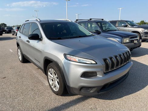 Used 2015 Jeep Cherokee Sport FWD image 2