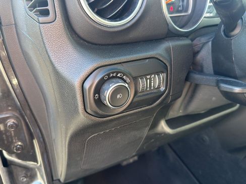 Used 2019 Jeep Wrangler Unlimited Sahara image 19