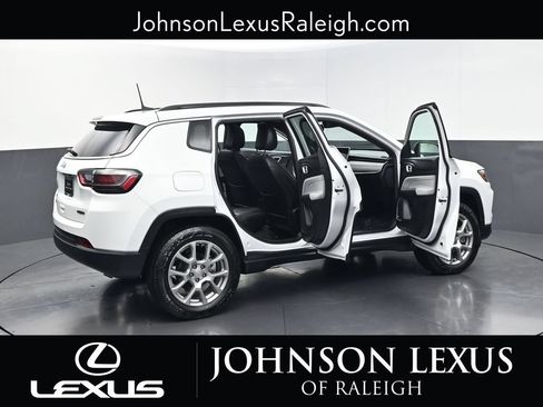 Used 2023 Jeep Compass Latitude w/ Sun and Sound Group AWD/4WD image 30