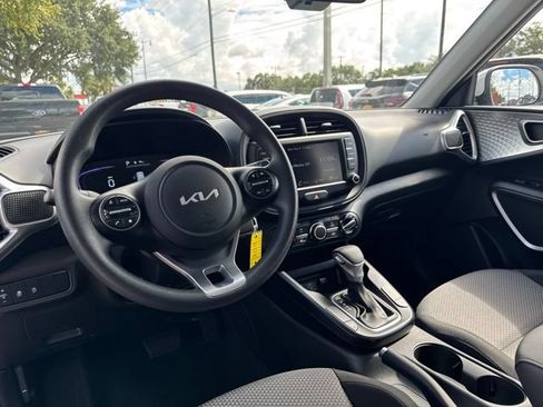 Used 2025 Kia Soul LX w/ LX Technology Package FWD image 24