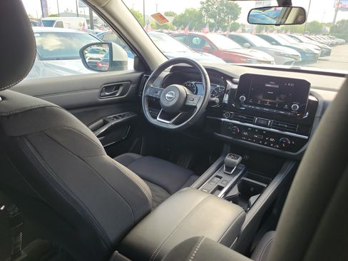 Used 2024 Nissan Pathfinder SV w/ Lighting Package (N92) FWD image 13