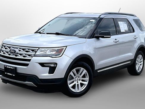 Used 2018 Ford Explorer XLT w/ Equipment Group 201A AWD/4WD image 13