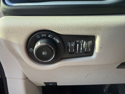 Used 2023 Chrysler Pacifica Touring-L FWD image 21