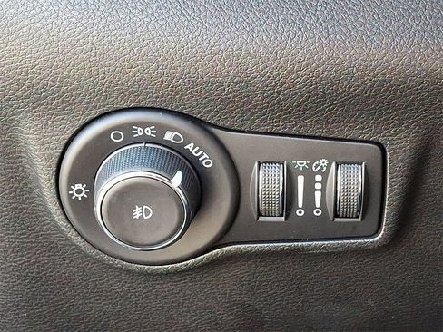 Used 2023 Jeep Compass Limited image 24