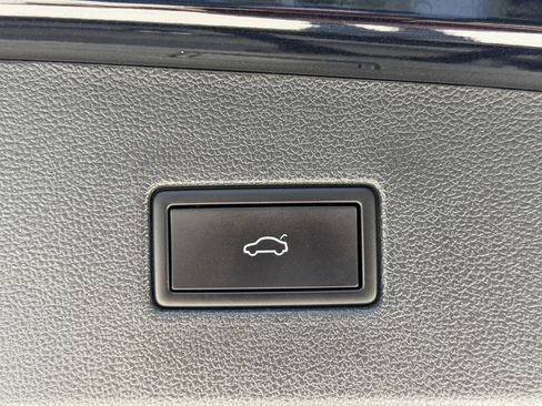 Used 2024 Volkswagen Tiguan SE image 11