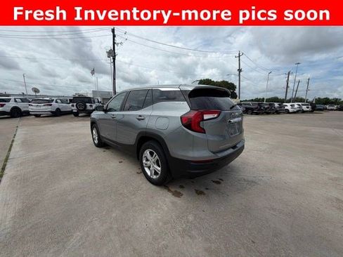 Used 2024 GMC Terrain SLE FWD image 2