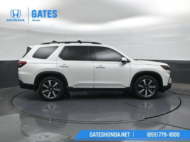Used 2023 Honda Pilot Touring image 3