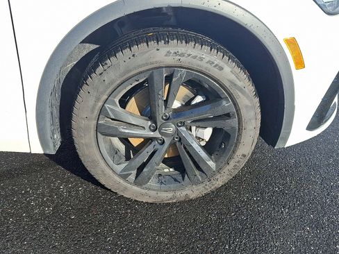 Used 2024 Volkswagen Tiguan SE R-Line image 8