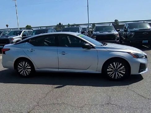 Used 2024 Nissan Altima 2.5 SV FWD image 9