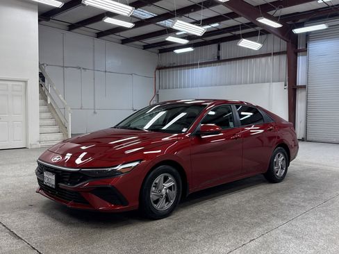 Used 2025 Hyundai Elantra SE image 1