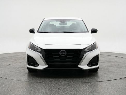 Used 2025 Nissan Altima 2.5 SV FWD image 2