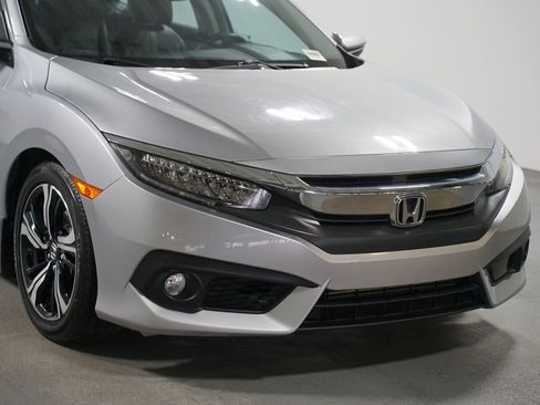 Used 2017 Honda Civic Touring image 4