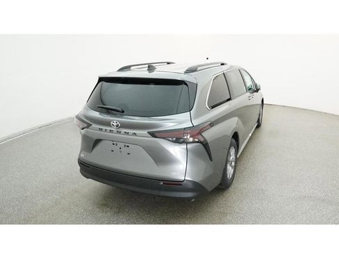 New 2026 Toyota Sienna XLE image 8