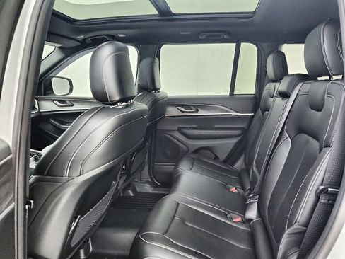 Certified 2025 Jeep Grand Cherokee Limited w/ Black Appearance Package AWD/4WD image 34