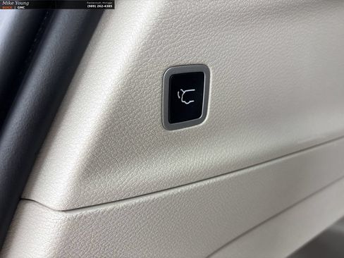 Used 2023 Chrysler Pacifica Touring-L FWD image 12