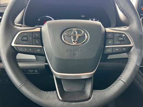 Certified 2025 Toyota Sienna XLE FWD image 24