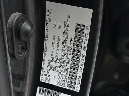 Used 2017 Toyota Tacoma TRD Off-Road w/ Premium & Technology Package AWD/4WD image 14
