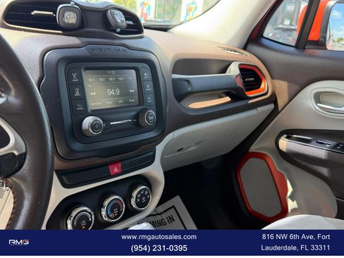 Used 2015 Jeep Renegade Latitude FWD image 19