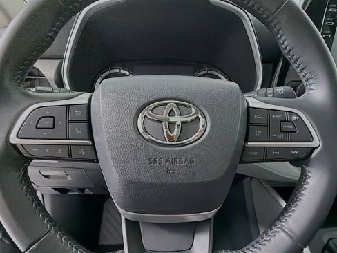 Used 2022 Toyota Highlander XLE AWD/4WD image 11