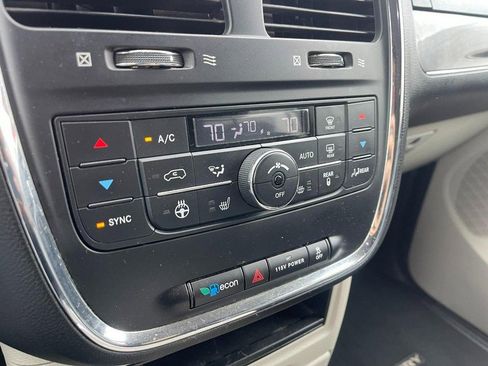 Used 2016 Chrysler Town & Country Touring w/ Driver Convenience Group image 29