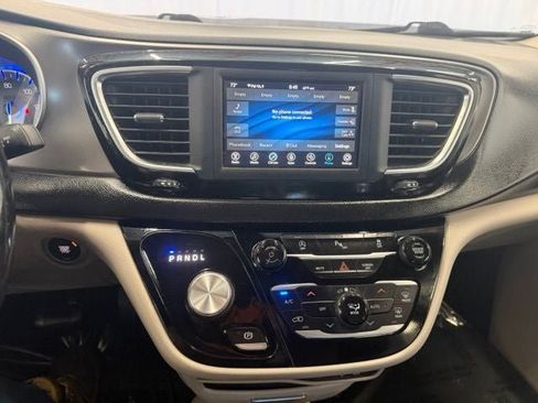 Used 2020 Chrysler Pacifica Touring-L FWD image 17
