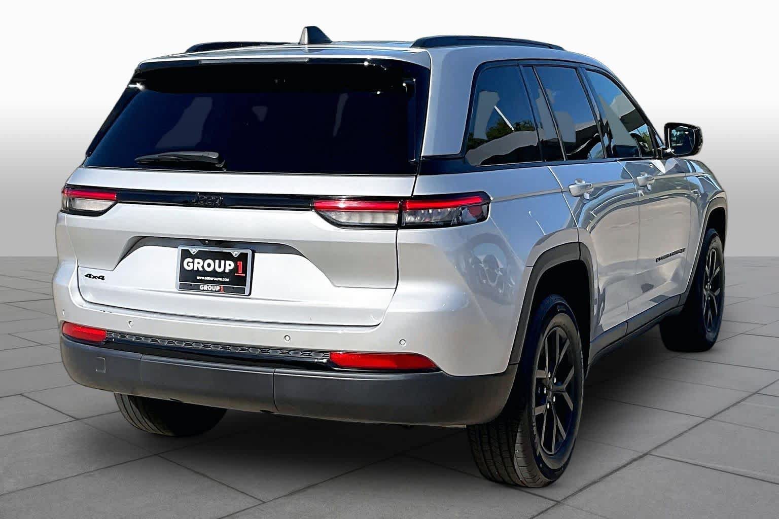 Used 2025 Jeep Grand Cherokee Altitude AWD/4WD image 13