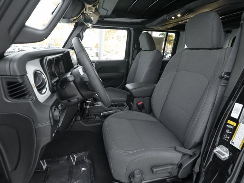 Used 2025 Jeep Wrangler Unlimited Sahara w/ Safety Group image 7