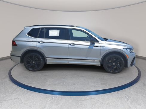 Certified 2023 Volkswagen Tiguan SE R-Line FWD image 4