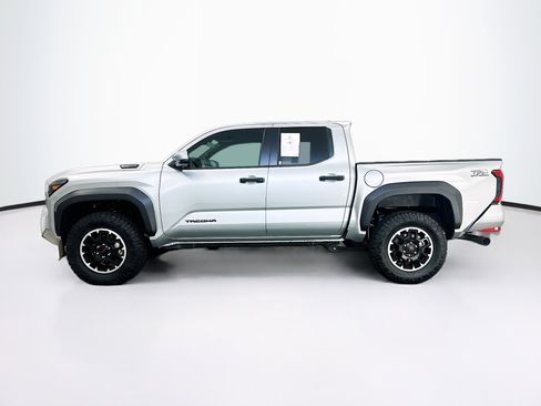 Used 2025 Toyota Tacoma TRD Off-Road AWD/4WD image 4