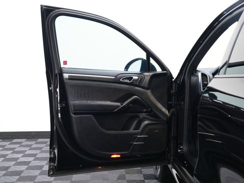 Used 2016 Porsche Cayenne GTS image 21