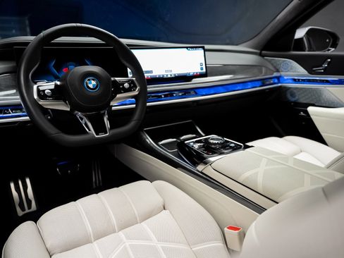 Used 2023 BMW i7 xDrive60 image 2