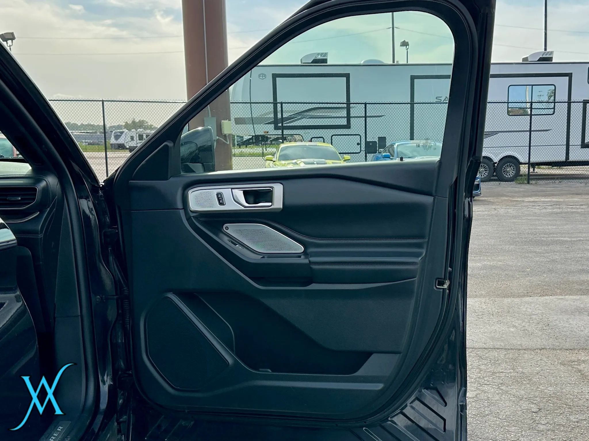 Used 2020 Ford Explorer Platinum w/ Premium Technology Package AWD/4WD image 18