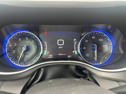 Used 2023 Chrysler Pacifica Touring-L FWD image 7