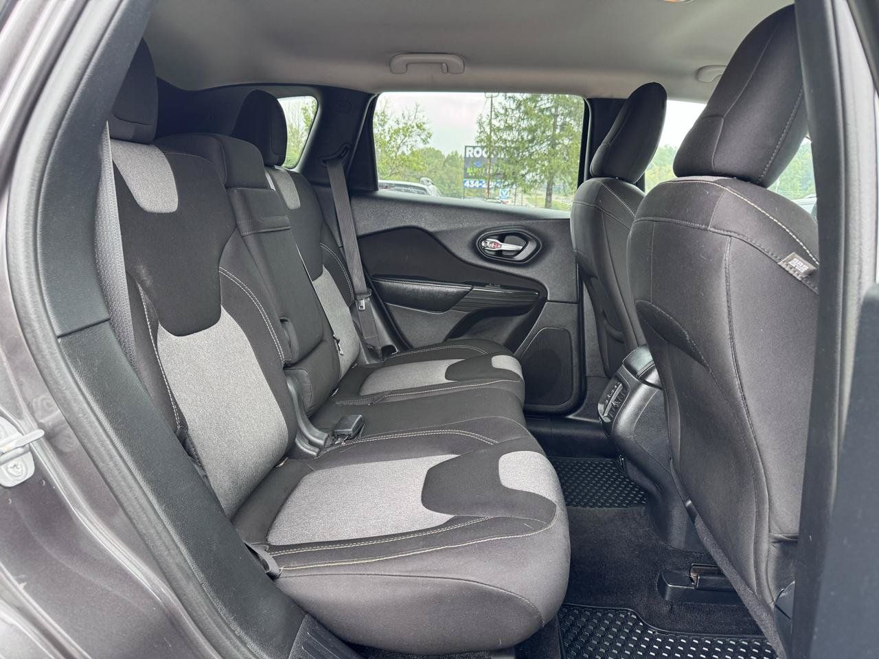 Used 2014 Jeep Cherokee Latitude w/ Cold Weather Group AWD/4WD image 15