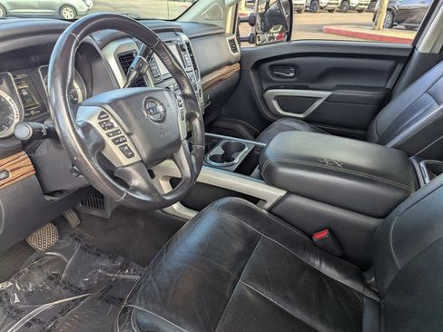 Used 2018 Nissan Titan SL w/ Chrome Package image 16