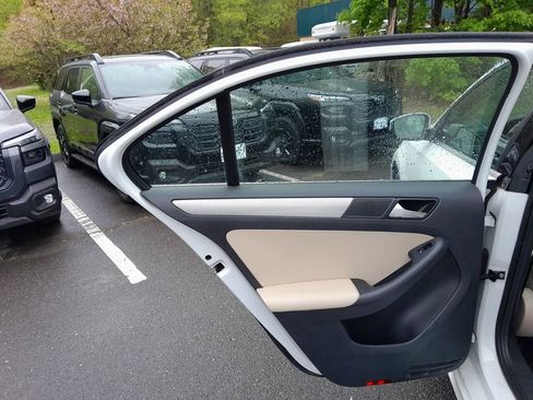 Used 2017 Volkswagen Jetta SE FWD image 29