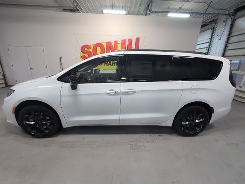 New 2026 Chrysler Pacifica Select image 2