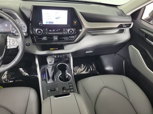 Used 2025 Toyota Highlander XLE FWD image 18