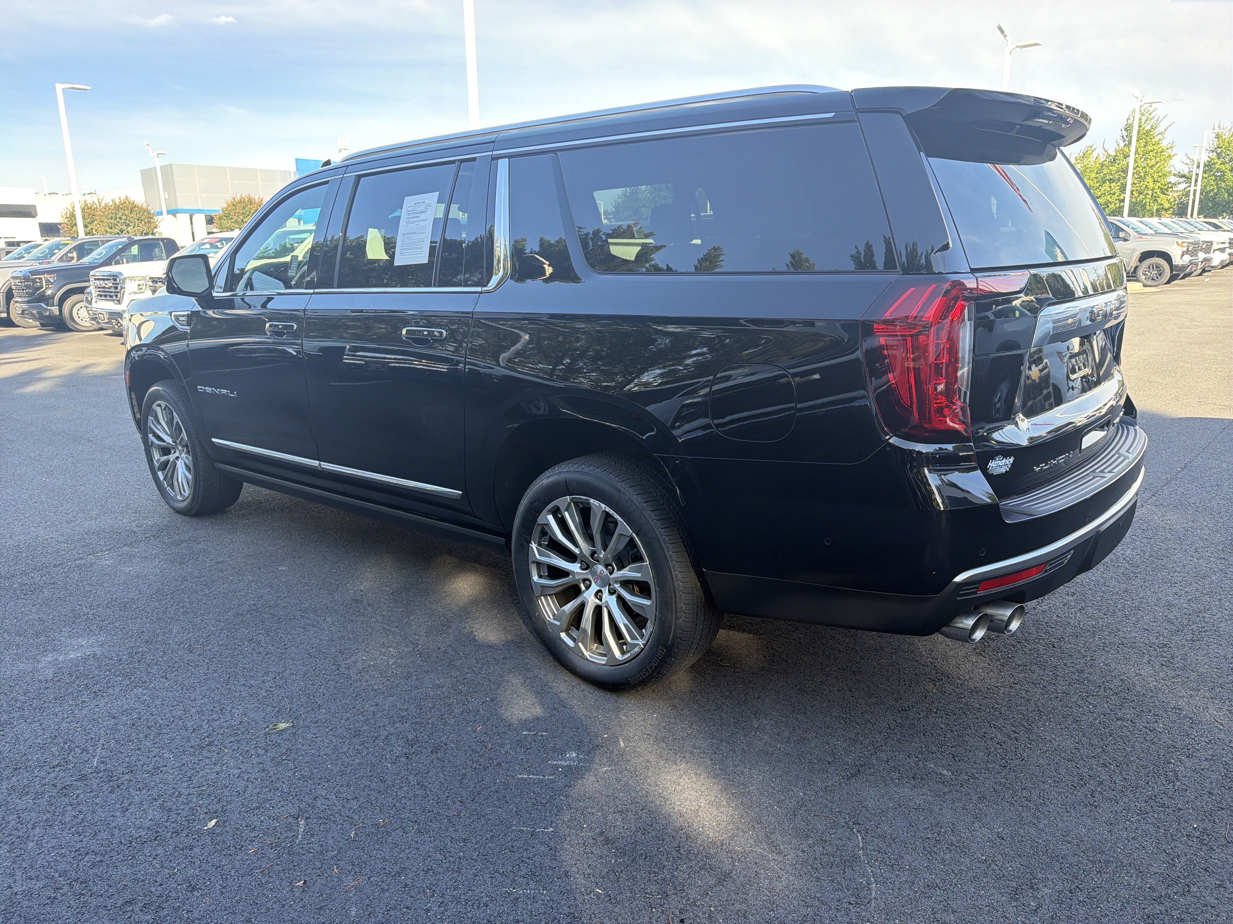 Used 2023 GMC Yukon XL Denali w/ Advanced Technology Package AWD/4WD image 8