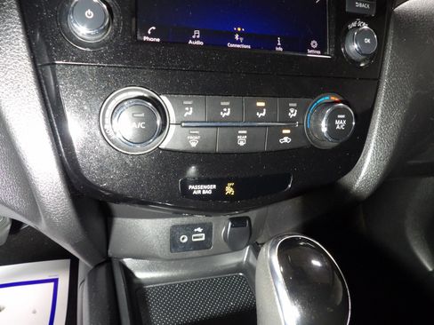 Used 2020 Nissan Rogue Sport S image 12