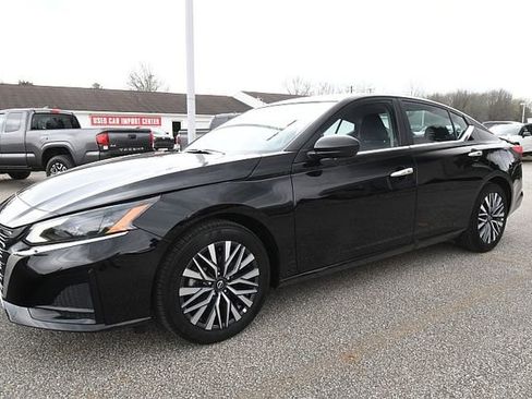Used 2025 Nissan Altima 2.5 SV FWD image 3